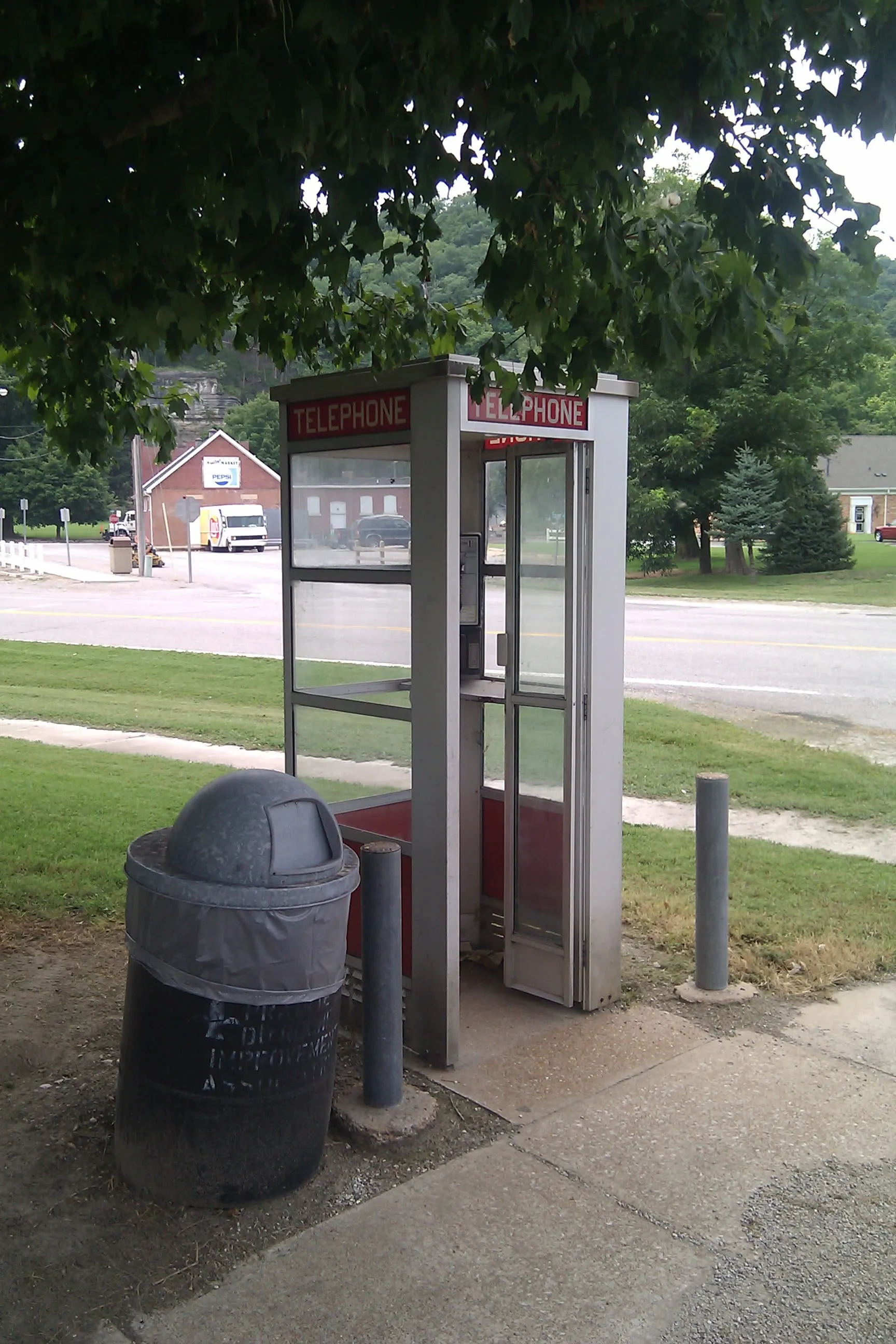 an empty phone booth with no telephone under